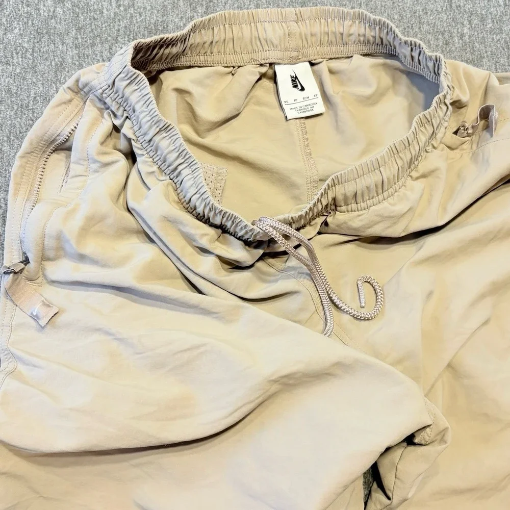 Vintage Nike Shorts Men XS Beige Flat Front Drawstring Nylon Sports Performance